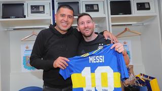 Lionel Messi se luce con la camiseta de Boca Juniors, luego de jugar en La Bombonera