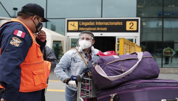 Viajeros deberán demostrar que no están infectados con el virus del COVID-19. (Foto: Leandro Britto / GEC)