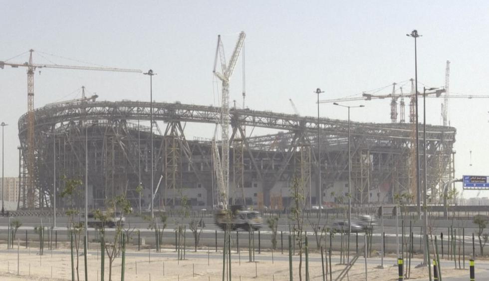 La agencia AFP presenció que las obras de construcción del estadio Lusail, donde se jugará la final del Mundial Qatar 2022, continúan en medio de la pandemia. (Captura: AFP TV)