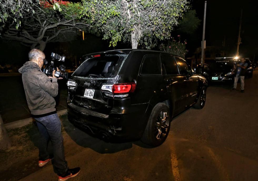 “No fue culpa mía, porque yo he estado estacionado normal en un semáforo. Pero el bus viene a excesiva velocidad y nos ha embestido a todos”, manifestó Martínez. Foto: César Bueno