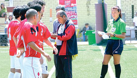 Silvia Reyes es árbitro FIFA, pero ahora dirige en campeonatos distritales.