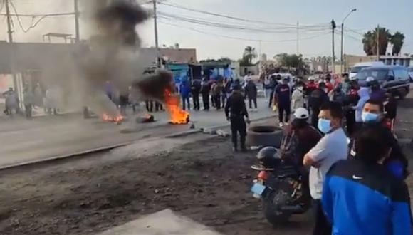 La vía bloqueada, paralela a la Panamericana Sur, amaneció hoy interrumpida por llantas quemadas y sacos. (Captura video GTV Pisco)