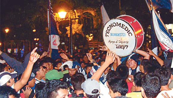 Hinchas dieron caluroso recibimiento a Alianza en Iquitos. PNP controló a fanáticos cremas que querían atacar bus
