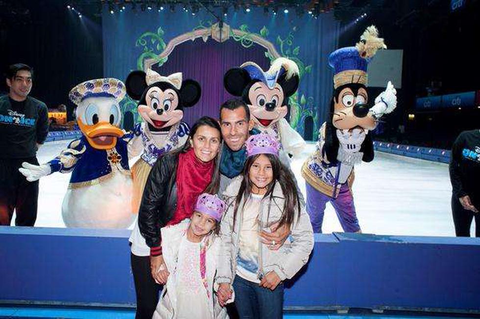 Carlos Tevez disfruta de Mickey Mouse junto a su familia (FOTOS)