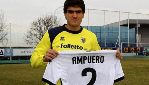 Álvaro Ampuero posa con la camiseta del Parma 