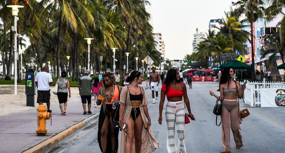 Imagen referencial. La gente camina por Ocean Drive en Miami Beach, Florida, el 24 de junio de 2020. (CHANDAN KHANNA / AFP).