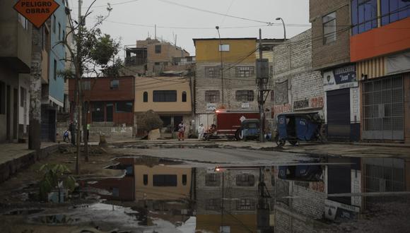 Cerca de dos cuadras de la calle Ascope quedaron inundadas tras derrame de petróleo. Foto: GEC