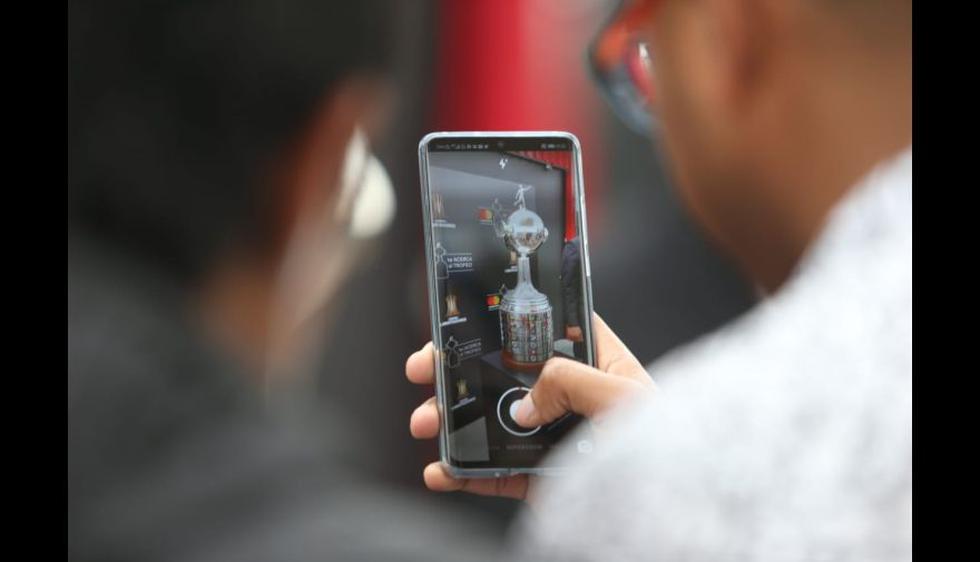 Así luce en Lima el trofeo de la Copa Libertadores. (Foto: Violeta Ayasta / GEC)