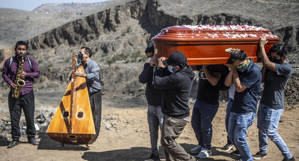 Imagen referencial. Familiares cargan el ataúd de una presunta víctima de coronavirus en el cementerio de Nueva Esperanza, uno de los más grandes de América Latina, ubicado en el sur de Lima, Perú. (Foto: ERNESTO BENAVIDES / AFP).