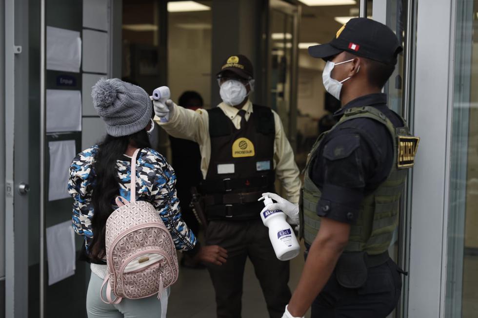 Así lucen las colas en los bancos para cobrar el Bono Familiar Universal: Foto: César Campos / GEC