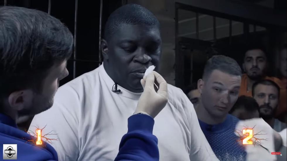Vasily Kamotsky, campeón mundial de cachetazos, tuvo duro rival en el brasileño Black Papa en una cárcel de Rusia (Captura: Youtube)