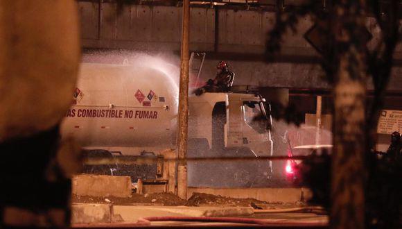 Camión cisterna que transportaba gas impactó contra el viaducto de la Línea 1 del Metro de Lima, a la altura de la estación Atocongo, y ocasionó una fuga. (Foto: Ángela Ponce/GEC)