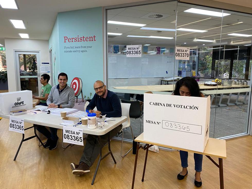 Connacionales residentes en Canberra y Sídney, Australia, ejercen su derecho a voto en las Elecciones Generales de Perú. (Foto: Cancillería)