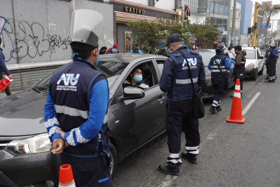 Esta mañana, agentes de la Autoridad de Transporte Urbano para Lima y Callao (ATU) intervinieron vehículos que realizaban servicio de taxi colectivo en el cruce de las avenidas Aviación y Javier Prado, en San Borja. (Foto: Giancarlo Ávila @photo.gec)