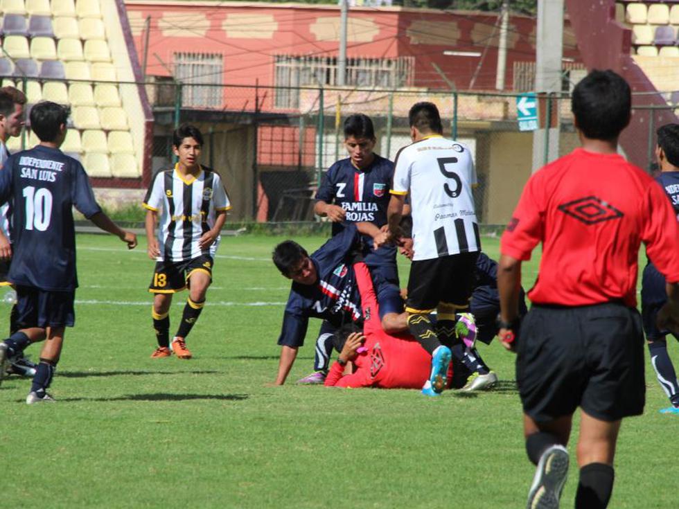 Copa Perú: Jugador agarra a golpes al árbitro que lo expulsó [FOTOS]