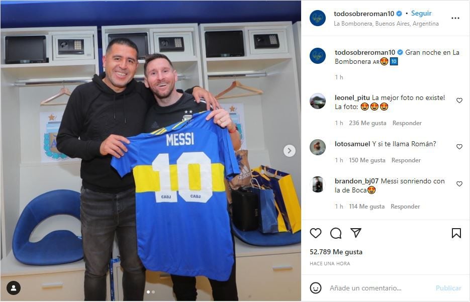 Lionel Messi junto a Juan Román Riquelme con la camiseta de Boca Juniors.