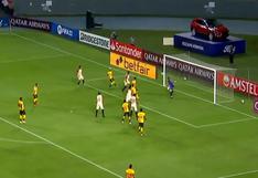 Pudo ser el 1-0 para la ‘U’: Álex Valera cabeceó, pero el balón chocó el palo en el Universitario vs. Barcelona