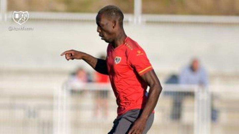 ¡ES OFICIAL! Club español oficializa vía Twitter el fichaje de Luis Advíncula hasta el 2022 | FOTOS