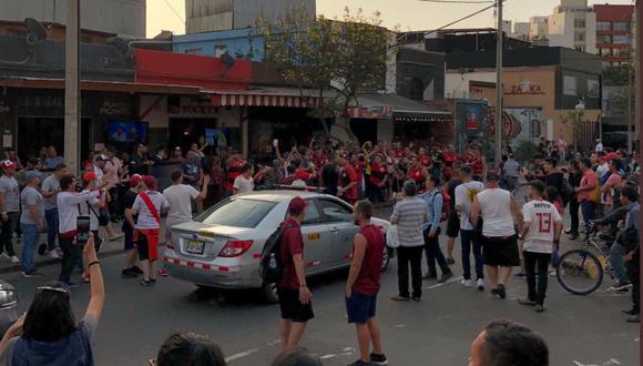 Final Copa Libertadores | Hinchas de Flamengo y River Plate se enfrentaron en Larcomar | VIDEO