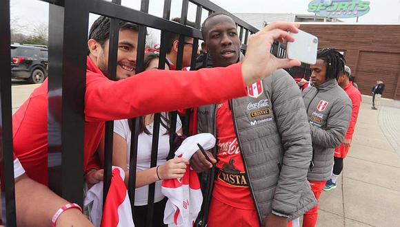Jugadores de la Selección Peruana posaron junto a los hinchas [FOTOS]