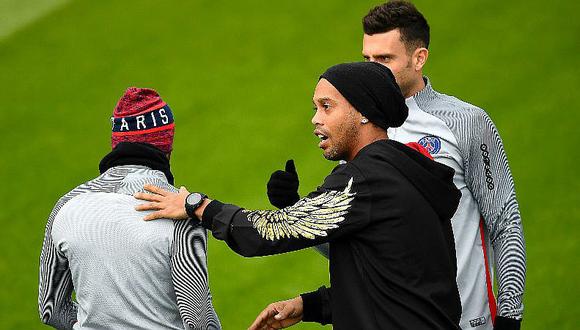 Brasileño Ronaldinho visita el PSG y quiere ser su "embajador"