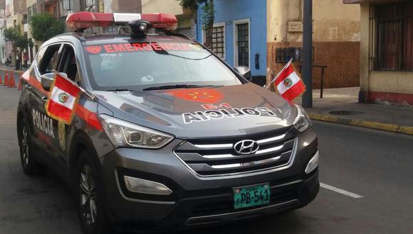 Patrullero recorre calles de Lima al son de 'Contigo Perú'