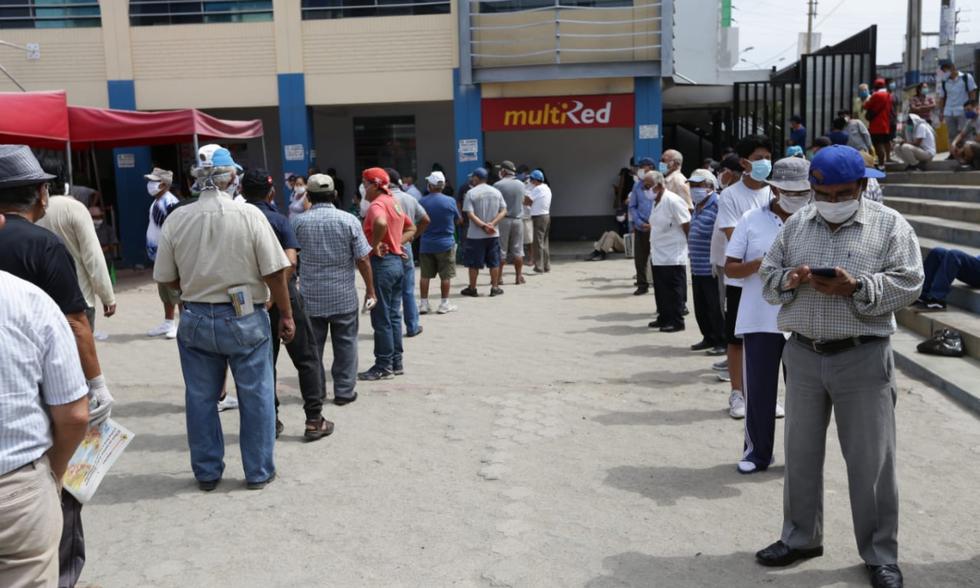 Largas colas se formaron en las afueras del Banco de la Nación en el primer día del cobro de 380 soles para trabajadores independientes | FOTO: GEC