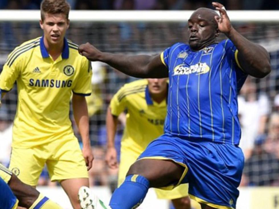 Adebayo Akinfenwa el futbolista de 110 kilos que jugó contra el Chelsea 