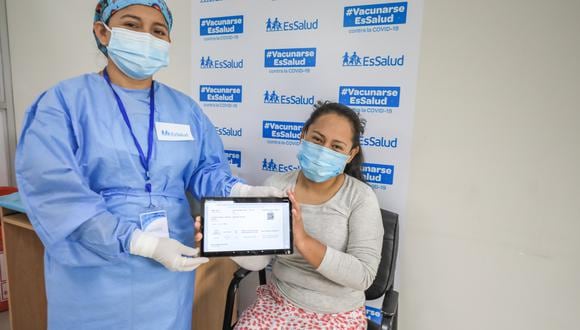 El primer Vacunatorio Digital se lanzó en el centro de inmunizaciones San Isidro Labrador de Santa Anita.(Foto: EsSalud)
