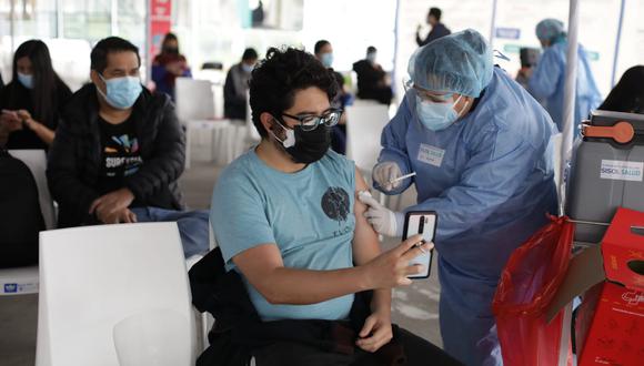 desde este lunes se vacunará a personas mayores de 30 años en Lima y Callao, anunció el Minsa (Foto: Britanie Arroyo / @photo.gec)