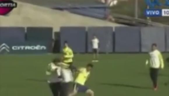 Futbolistas del mismo equipo se lesionan tras chocar en una misma jugada [VIDEO]