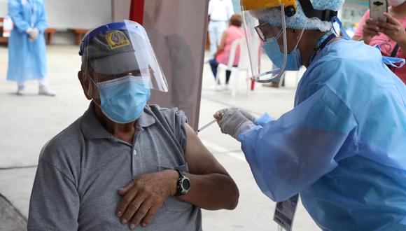 Continúa la vacunación al grupo de la primera fase de inmunización contra el coronavirus. (Foto: Britanie Arroyo / @photo.gec)