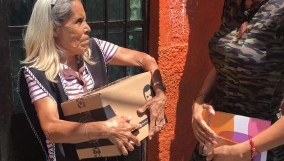 Coronavirus México | Hija del ‘Chapo Guzmán’ entrega donaciones de comida con el rostro de su padre impresa en ellas