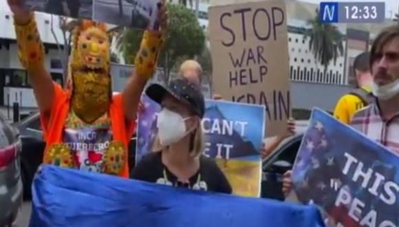 Manifestantes llegaron hasta los exteriores de la Embajada de Estados Unidos para protestas contra invasión a Ucrania. (Captura Canal N)