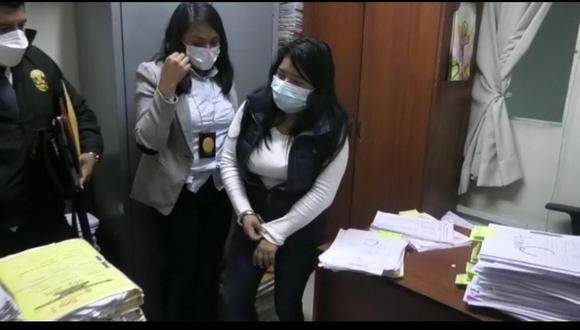 La fiscal adjunta Anylu Flores Fuentes (34), quien supuestamente cobraba hasta S/20 mil por puestos de trabajo, fue detenida en su oficina de la Fiscalía Provincial Penal Lima Este. (Foto: PNP)
