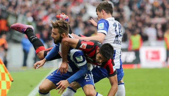 Eintracht Frankfurt de Carlos Zambrano venció en la Bundesliga al Leverkusen