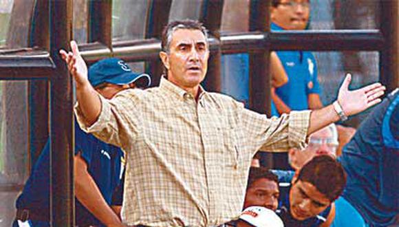 Oblitas dice que fútbol peruano tocó fondo y llama deshonesto a Burga