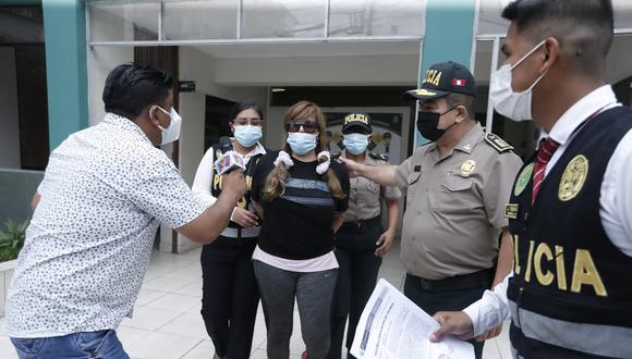 Traslado de Eva María Abad tras ser detenida en posesión de 6 granadas en el distrito de Surco. Fotos: Hugo Pérez  / @photo.gec