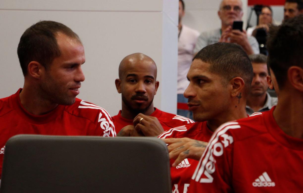 Paolo Guerrero acaparó las cámaras en el inicio de la pretemporada del Internacional
