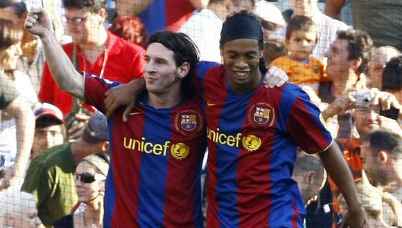 Messi y Ronaldinho fueron compañeros por varios años en el Barcelona. (Foto: AFP)