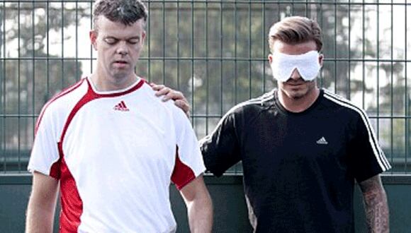 Está en todas: David Beckham prueba el fútbol sala para ciegos