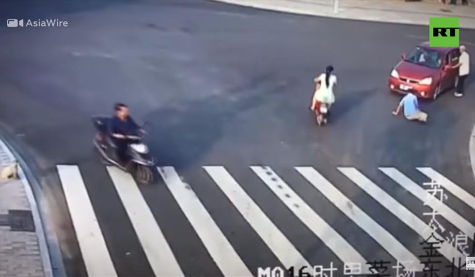 Un perro 'enseña' a un humano a cruzar la calle. (YouTube | RT en Español)