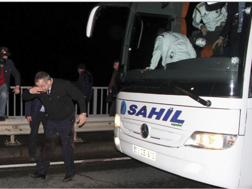Disparan contra bus del Fenerbahce en Turquía y hieren al conductor [VIDEO]