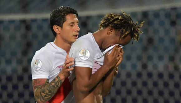 Mientras salía del campo, Carrillo fue consolado por Gianluca Lapadula. (Foto: AFP)