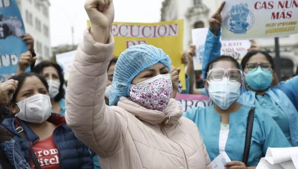 La gente espera la visita de los médicos, en Chosica, al este de Lima, el 4 de septiembre, en medio de la pandemia del nuevo coronavirus COVID-19 (Foto: AFP)