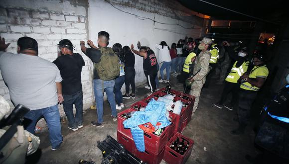Una de las intervenciones en una de las denominadas fiestas COVID-19 en un distrito de Lima, región con la mayor cantidad de personas detenidas en estas reuniones sociales. (Foto: Referencial/César Grados / @photo.gec)