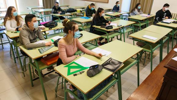 España se enfrenta a un reto educativo prácticamente sin precedentes: garantizar la seguridad sanitaria en escuelas, colegios e institutos para los 8,2 millones de estudiantes no universitarios que inician las clases. (Foto: CESAR MANSO / AFP)
