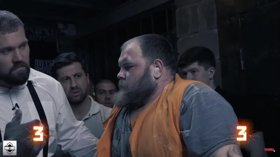 Vasily Kamotsky, campeón mundial de cachetazos, tuvo duro rival en el brasileño Black Papa en una cárcel de Rusia (Captura: Youtube)