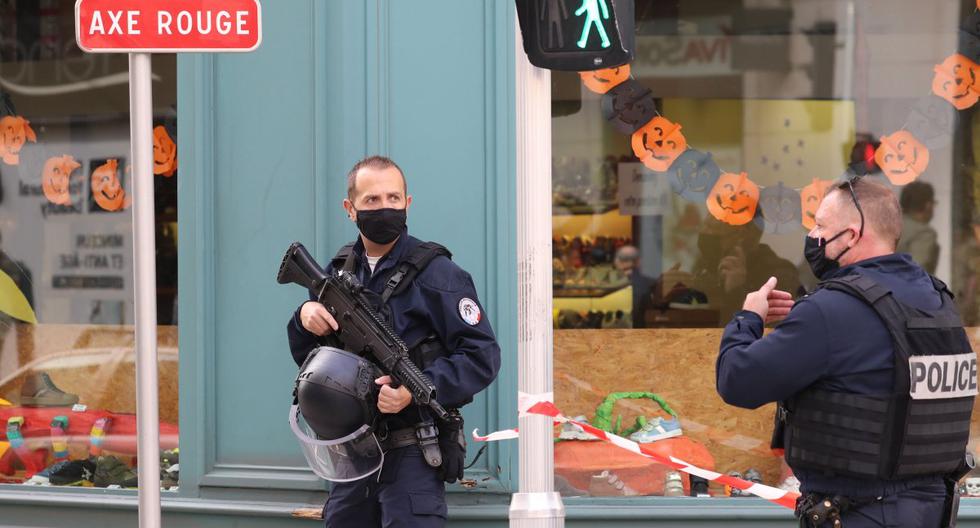 Imagen referencial. Policías aseguran el sitio de un ataque en Francia, el 29 de octubre de 2020. (AFP / Valery HACHE).