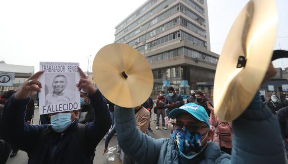 Los trabajadores reclaman que nuevo horario no permite cumplir medidas de prevención frente al COVID-19. Foto: Lino Chipana Obregón /  @photo.gec